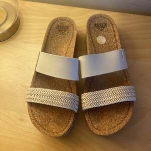 Reef Women's Sandals in Cream and Tan